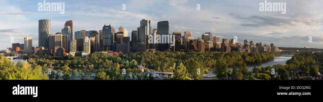 Calgary skyline con il Fiume Bow e Principe Island Park in primo piano Foto Stock