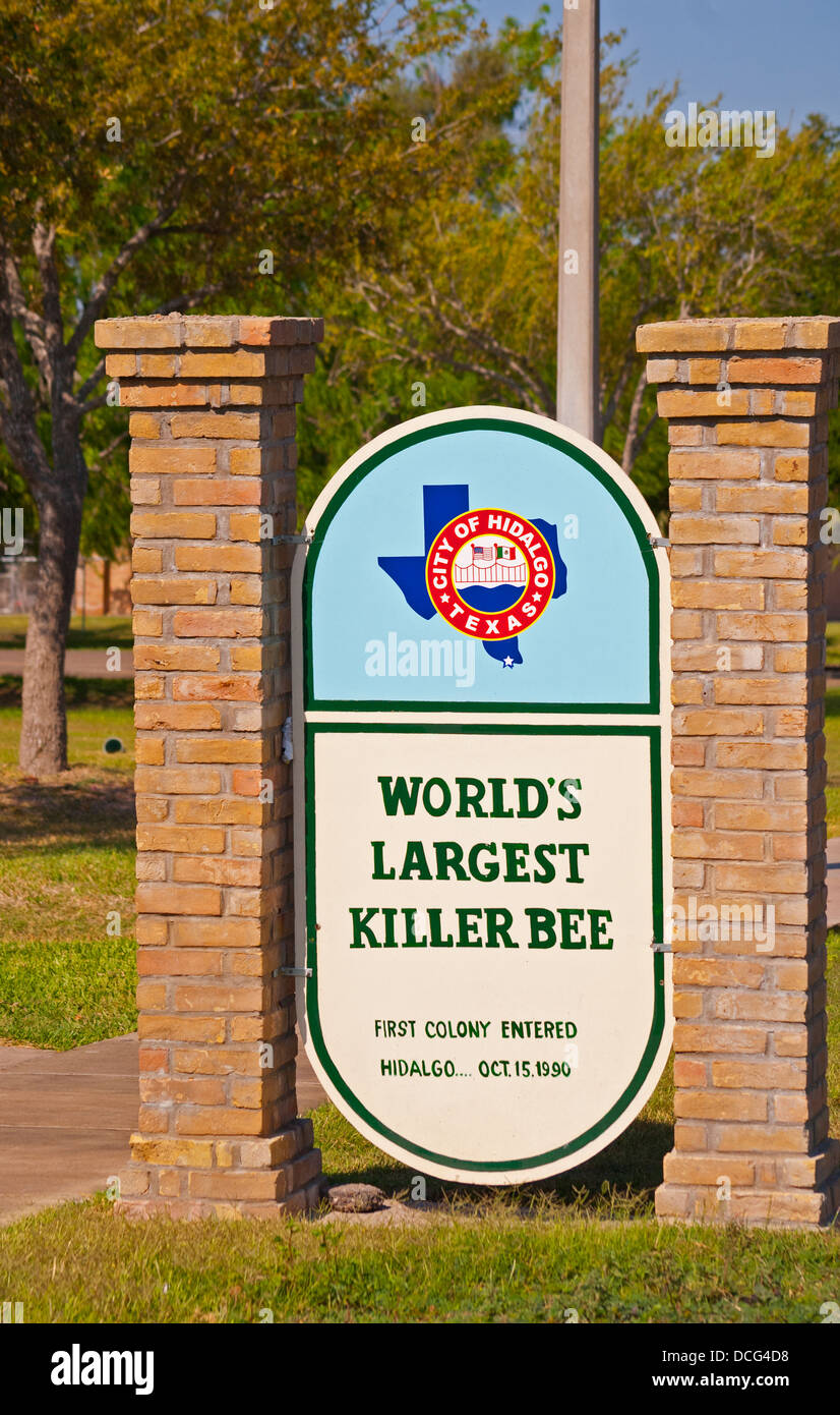 Segno che identifica che la prima colonia di api killer inserito Hidalgo in ottobre, 1990 Foto Stock