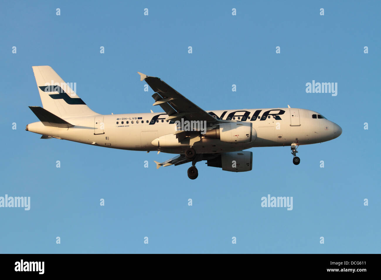 Commerciale viaggi dell'aria. Finnair Airbus A319 jet del passeggero aereo sulla rotta di avvicinamento Foto Stock