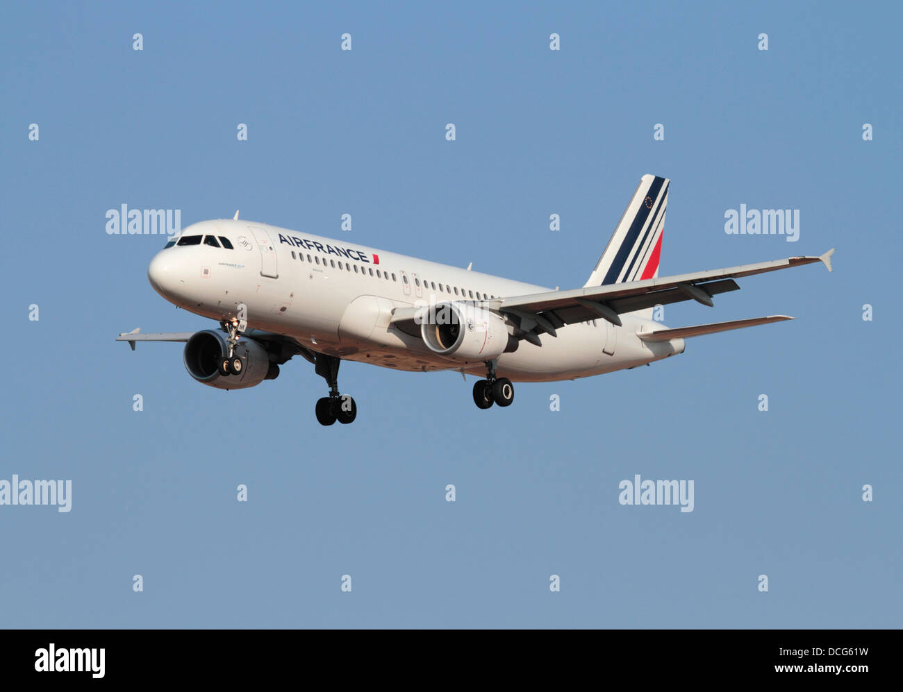 Airbus A320 commerciali di passeggeri aerei jet appartenente alla compagnia aerea francese Air France sulla rotta di avvicinamento contro un cielo blu chiaro Foto Stock