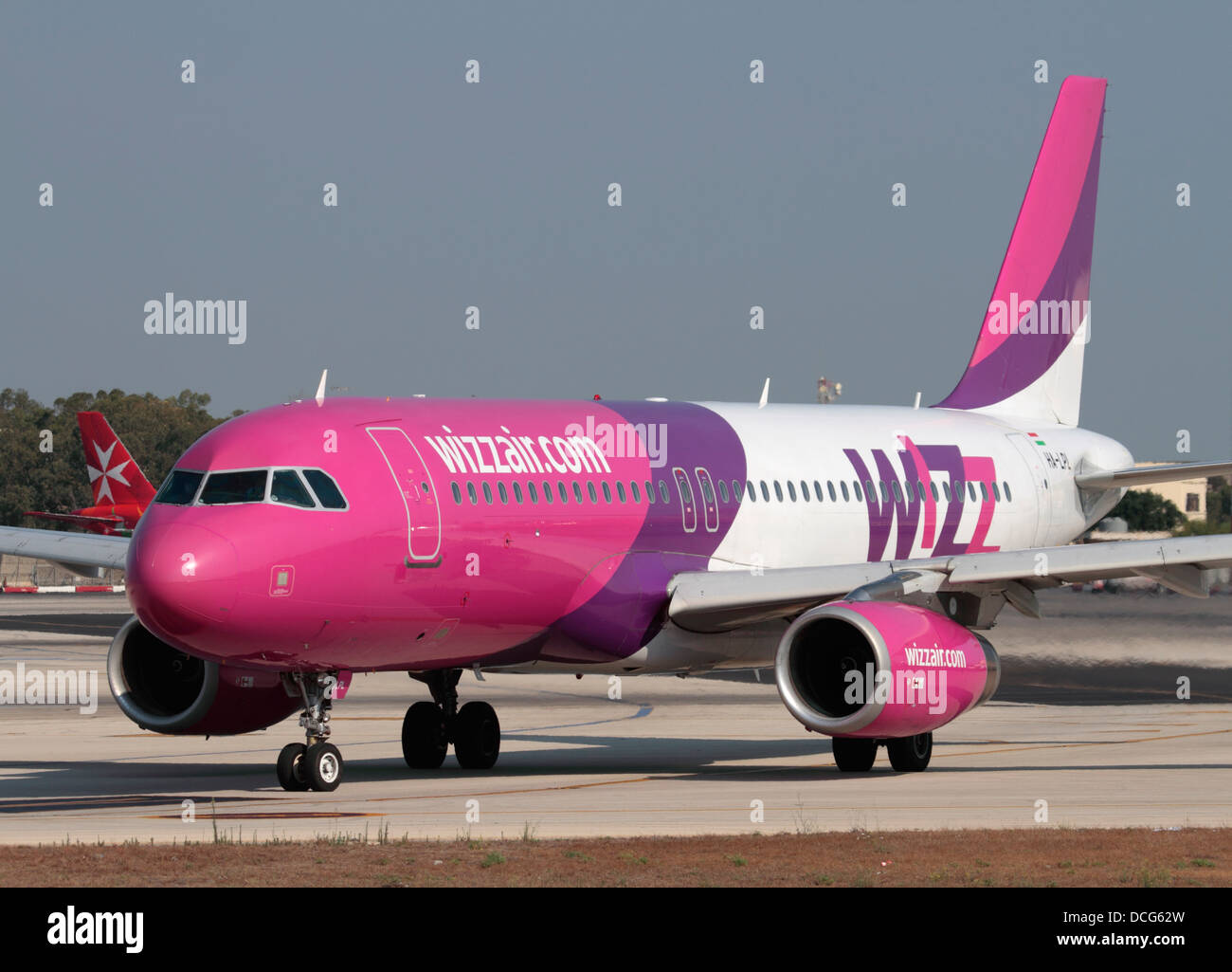 Airbus A320 jet piano appartenenti alla ungherese compagnia aerea a basso costo Wizz Air rullaggio per la partenza da Malta Foto Stock