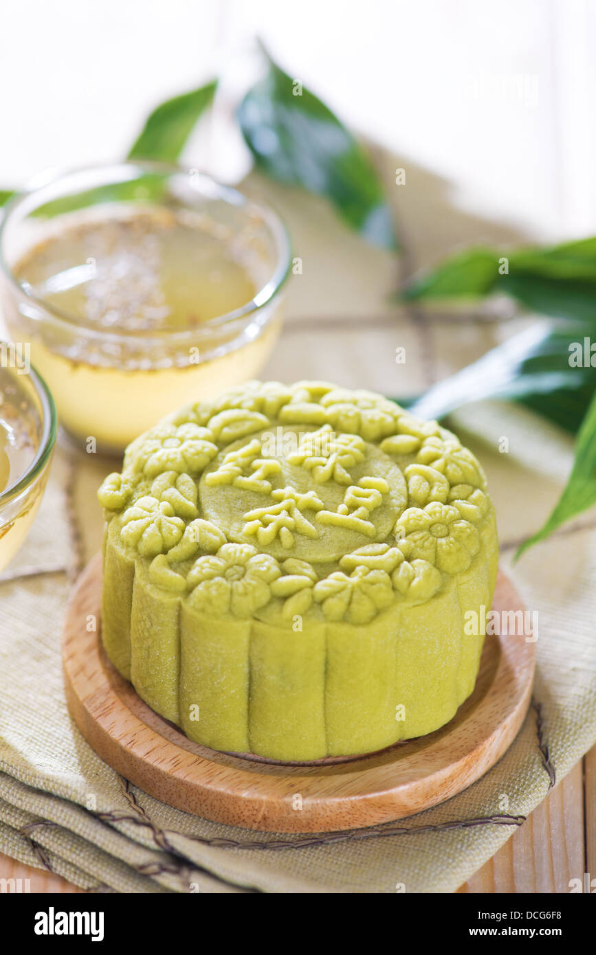 Cinese tradizionale metà autunno festival food. pelle nevoso mooncakes. Le parole cinesi sui mezzi mooncakes tè verde con pasta di fagiolo rossa, non da un logo o da un marchio di fabbrica. Foto Stock