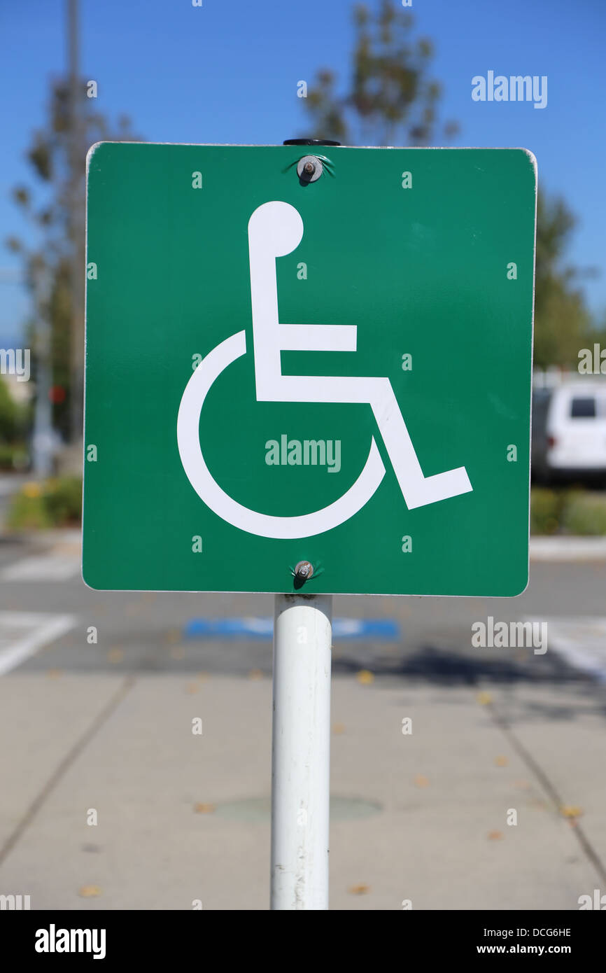 Disabilitare il simbolo di parcheggio con lo sfondo della natura Foto Stock