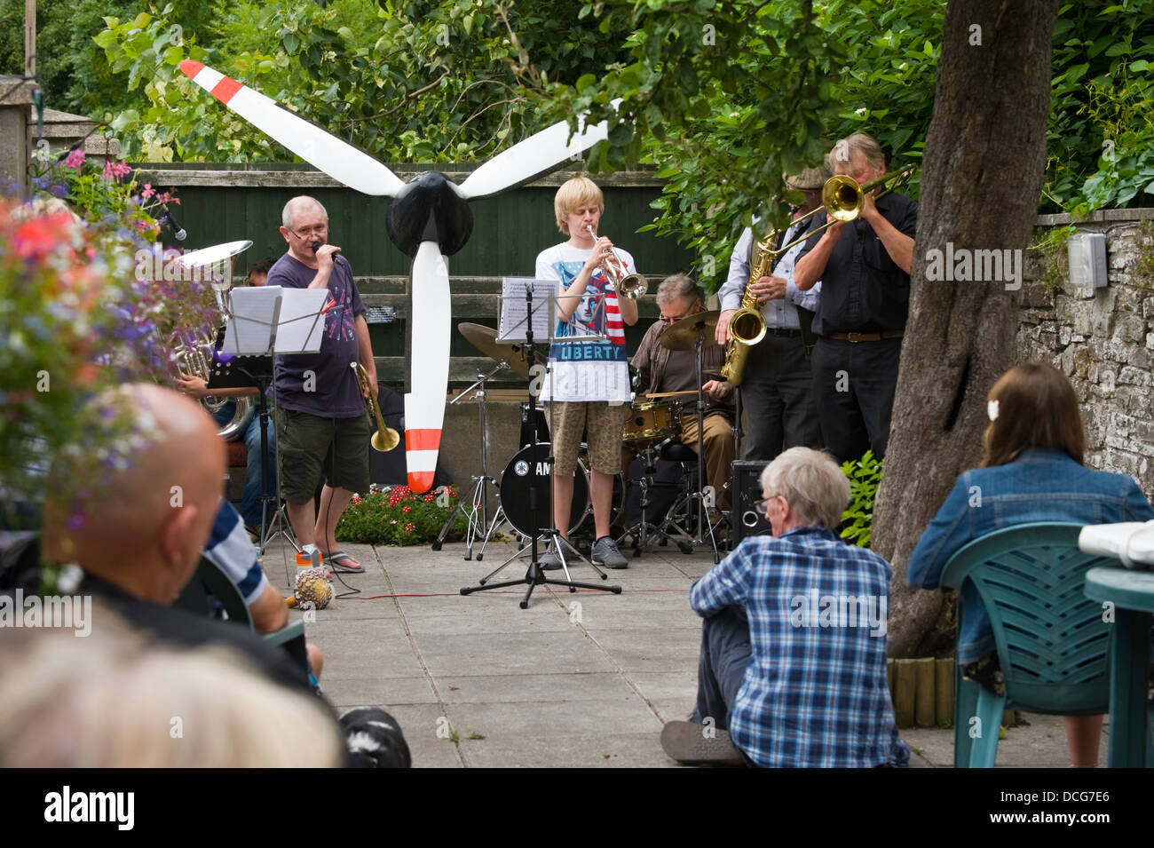 Nuova Era rinata in ottone riprodurre il RAFA Royal Air Forces Association Club durante il Brecon Jazz Festival 2013 Foto Stock