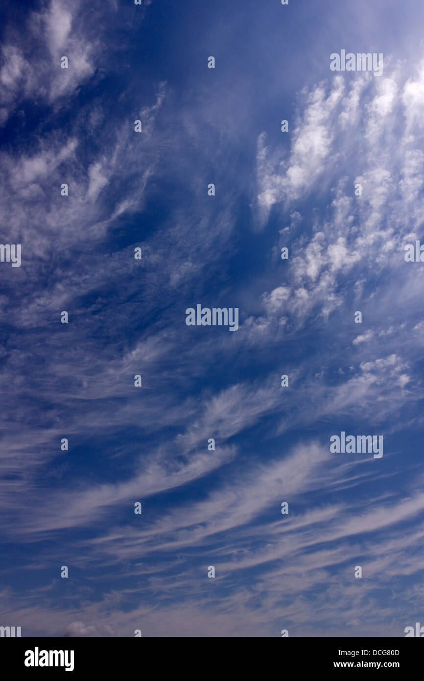 Alta bianco wispy cirrus mare nuvole di coda contro il cielo blu, REGNO UNITO Foto Stock