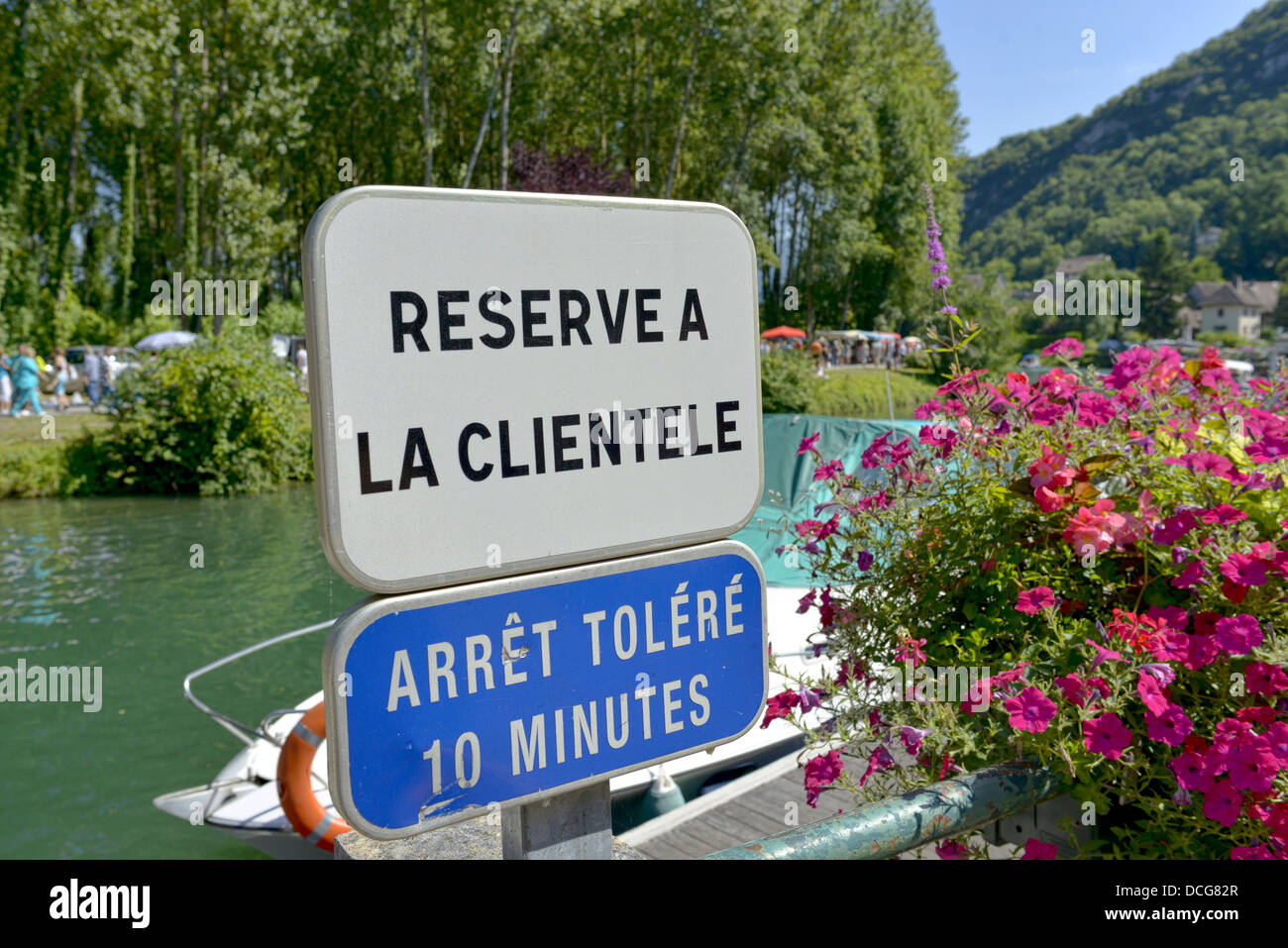 Segno francese indicante nessun parcheggio Foto Stock