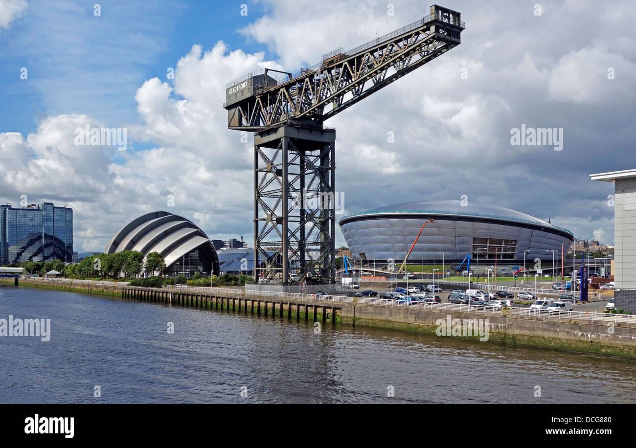 La costruzione è di procedere con il nuovo Scottish National Arena (l'Hydro) al SECC a Glasgow con Finnieston centro della gru Foto Stock