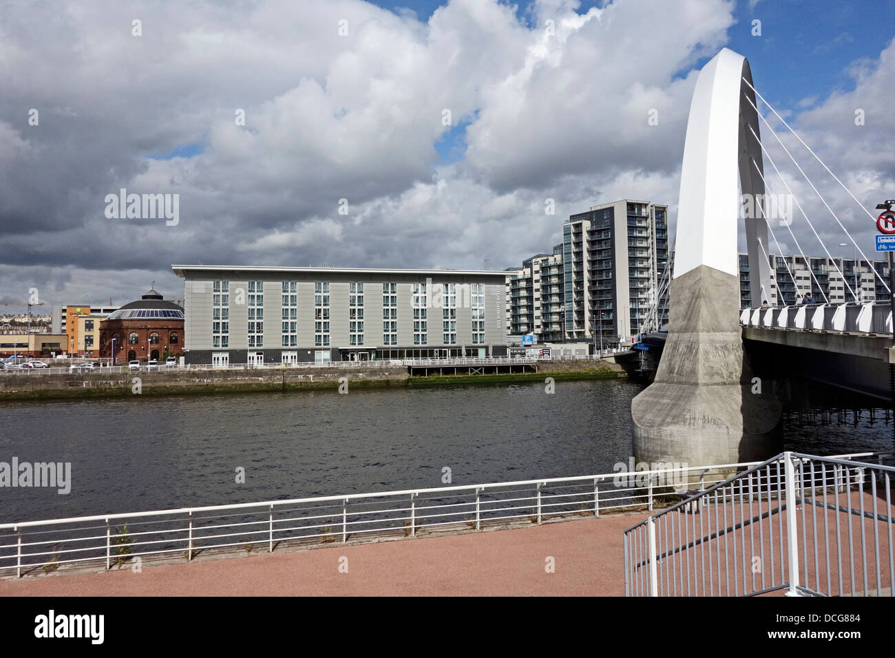 Clyde Arc Road ponte che attraversa il fiume Clyde tra Finnieston Street e Govan Road in Glasgow con Hilton Garden Inn a sinistra Foto Stock