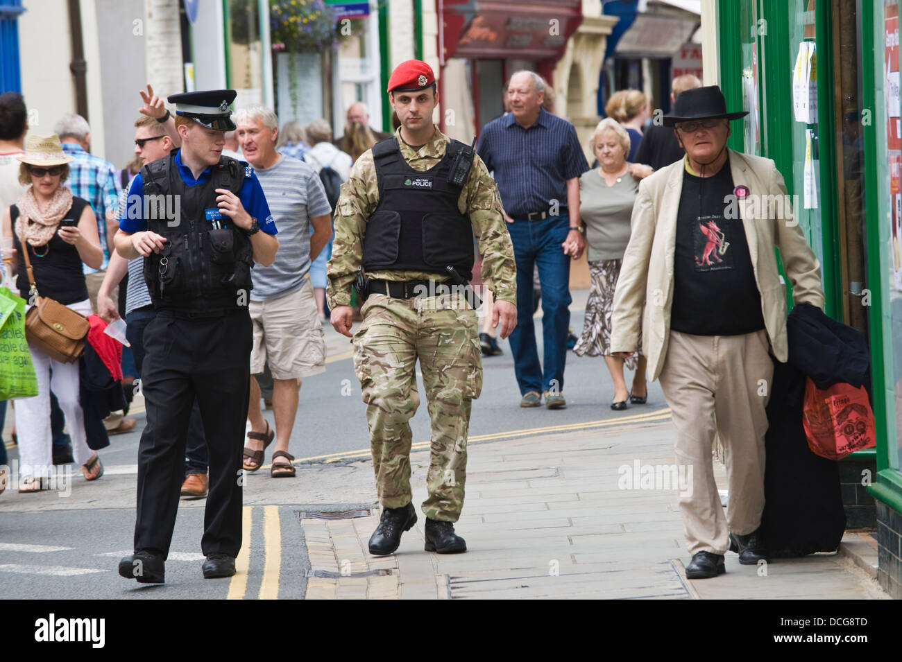 PCSO Police Community Support Officer & MP militare pattuglia di polizia sulla strada durante il Brecon Jazz Festival 2013 Foto Stock