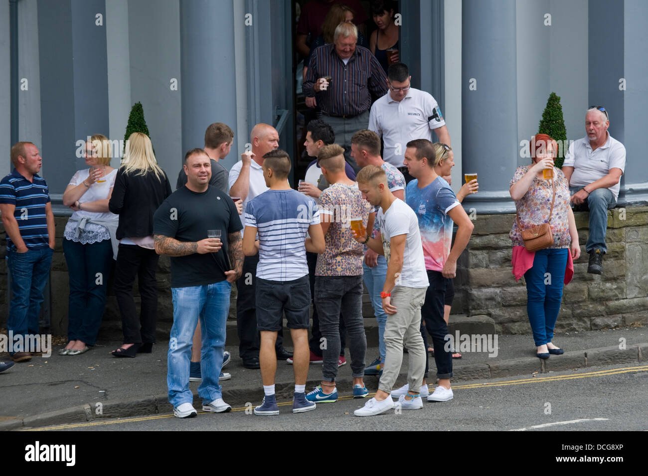 Gruppi di persone a bere fuori pub durante il Brecon Jazz Festival 2013 Foto Stock