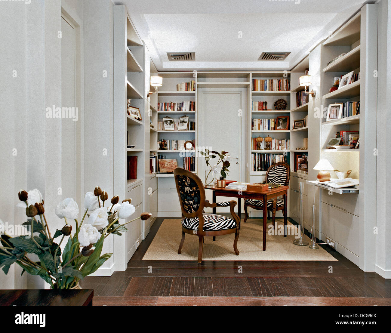 Piccolo studio con mobili antichi, pavimento in legno e grande libreria  Foto stock - Alamy