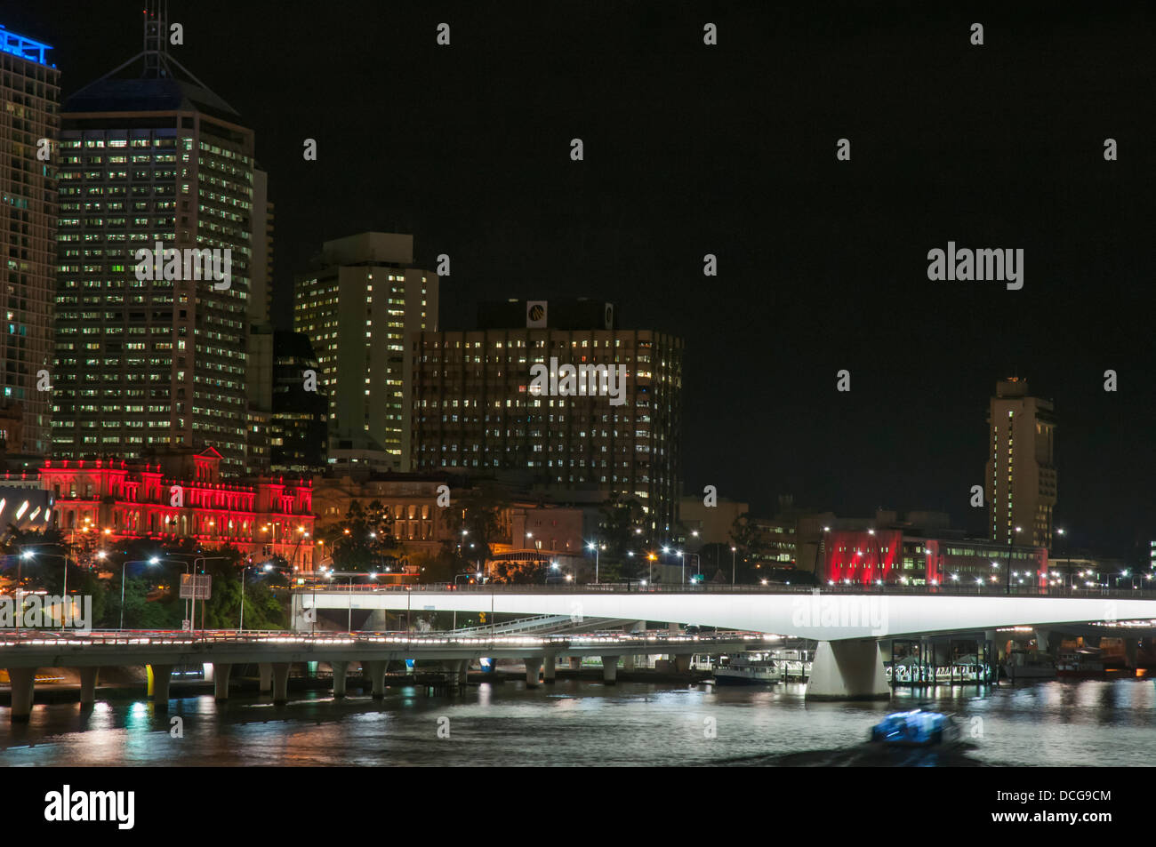 Il CBD di Brisbane visto dal fiume Brisbane di notte, Queensland Foto Stock