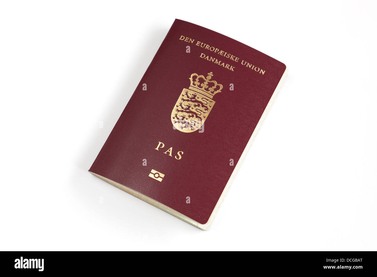 Un passaporto danese - Unione europea, Danimarca, su bianco. Soprannominato il passaporto di barbabietole a causa del colore. Foto Stock