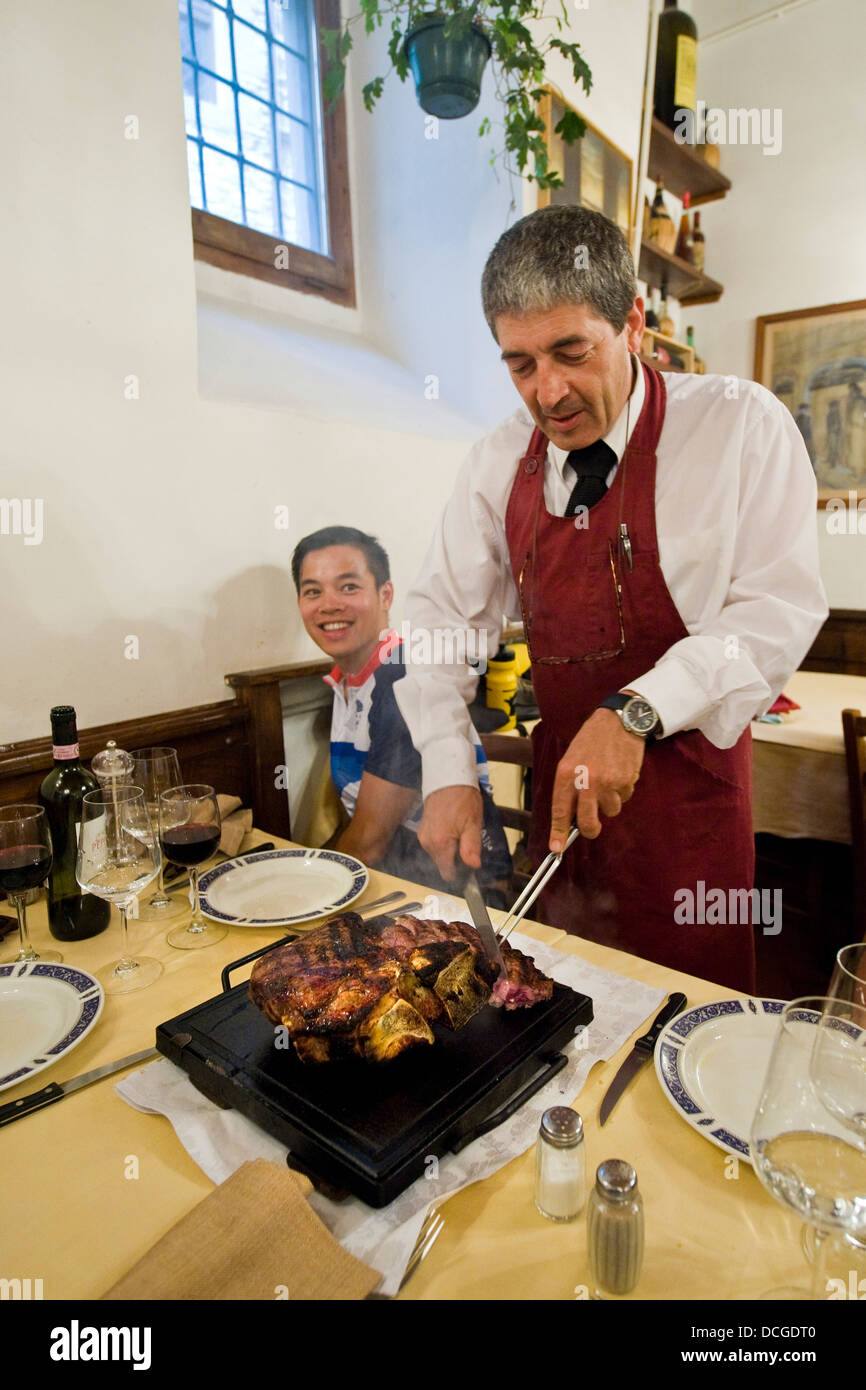 L'Italia, Toscana, Firenze, Trattoria Antico Fattore, bistecca alla fiorentina; bistecca fiorentina Foto Stock
