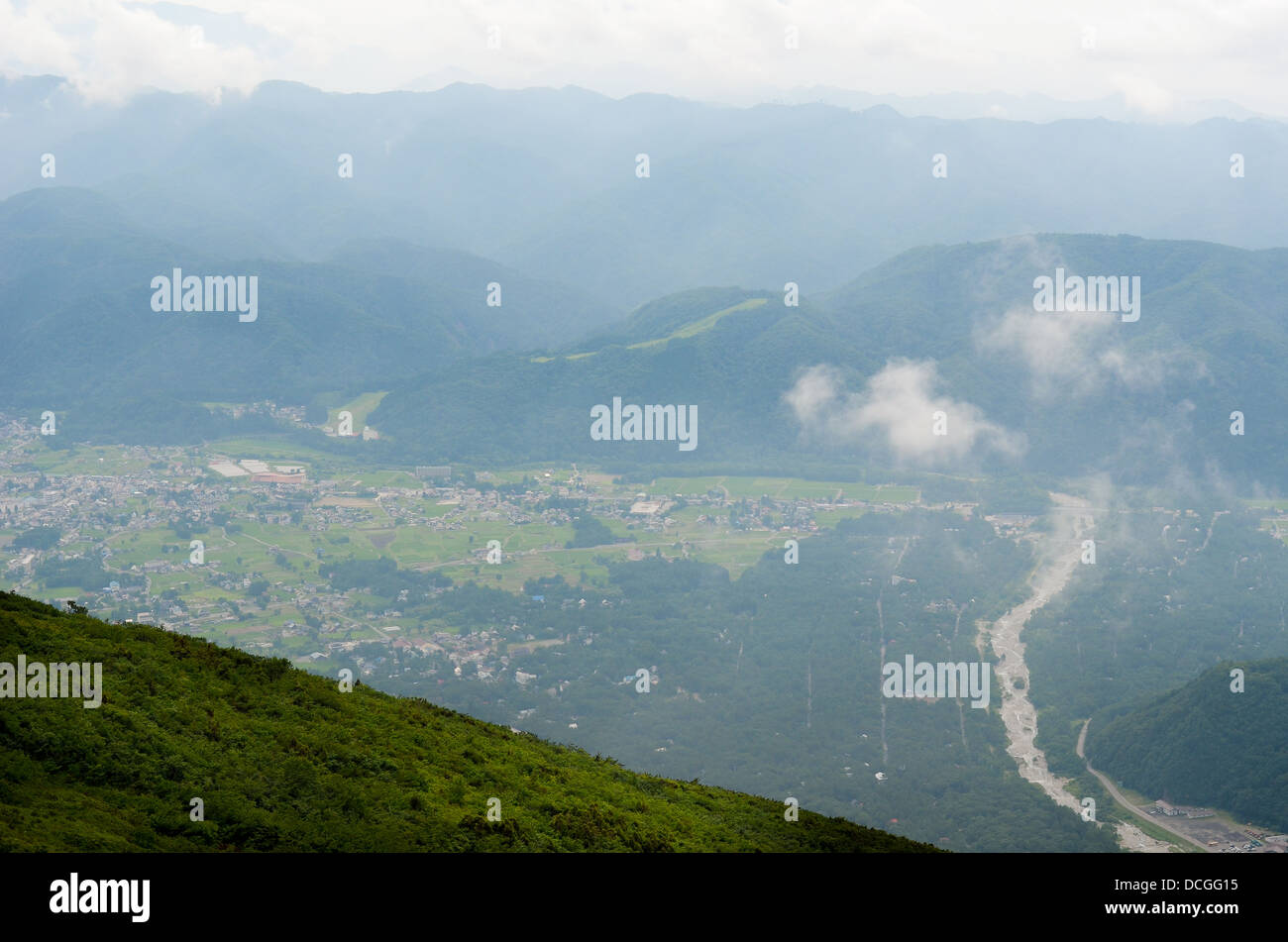 Guardando verso il basso sulla Hakubo dal Monte Happo a Nagano, Giappone. Foto Stock