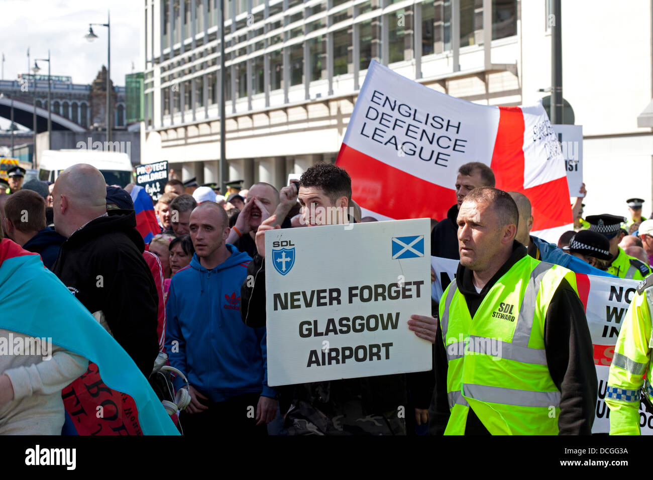 Edimburgo, Scozia 17 agosto 2013, la difesa scozzese League (SDL) e i loro sostenitori hanno marciato verso il basso della città Royal Mile al Parlamento. Foto Stock
