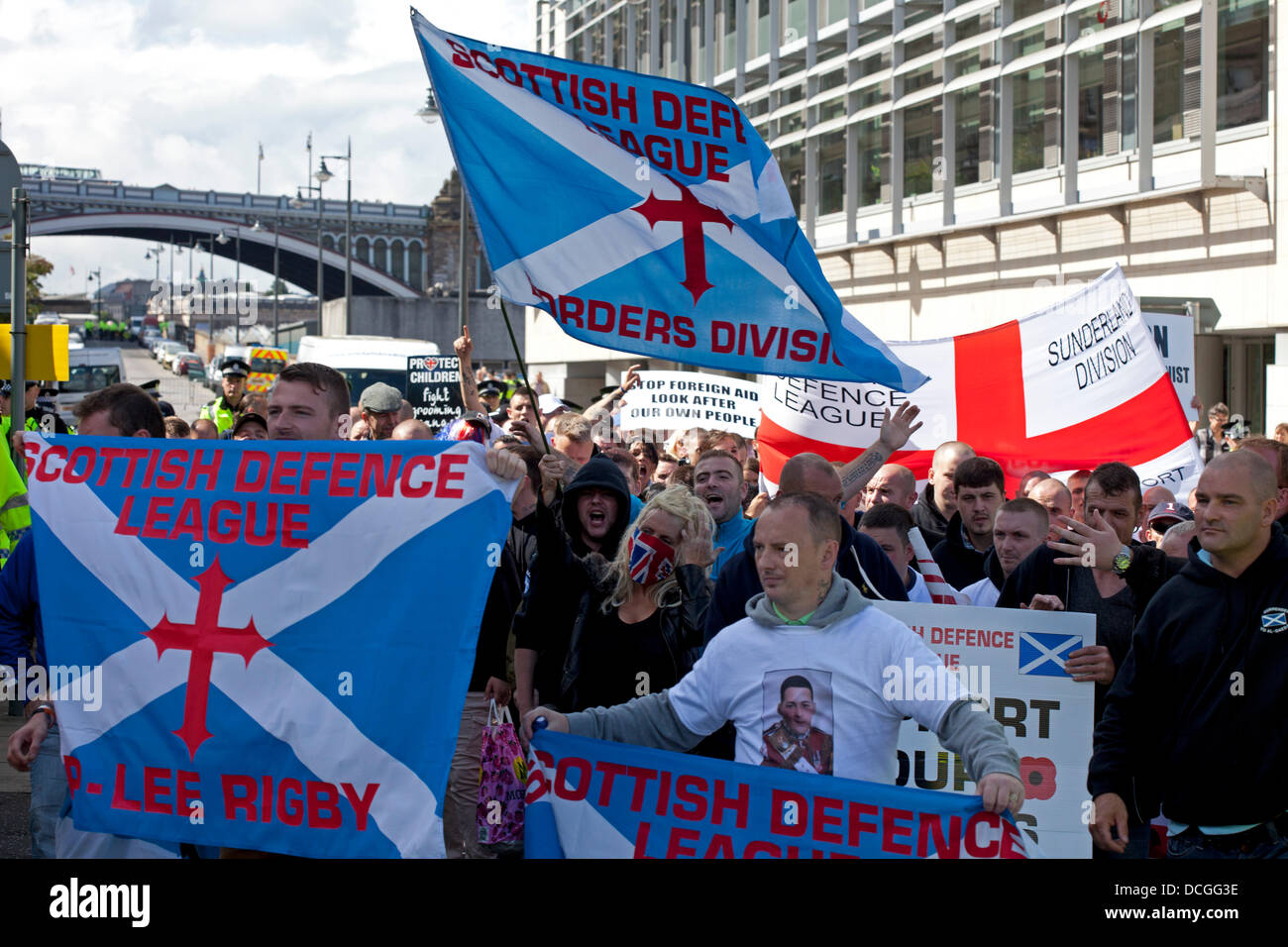 Edimburgo, Scozia 17 agosto 2013, la difesa scozzese League (SDL) e i loro sostenitori hanno marciato verso il basso della città Royal Mile al Parlamento. Foto Stock