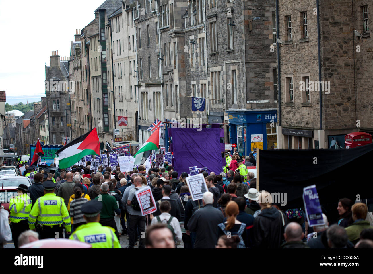 Edimburgo, Scozia 17 agosto 2013, marzo contro idee razziste e fasciste porta il traffico verso un punto fermo nel centro citta'. A poche strade di distanza la difesa scozzese League (SDL) marzo al Parlamento. Foto Stock