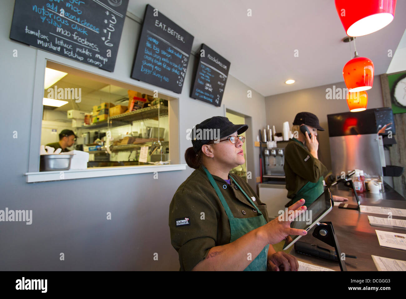 Un ristorante fast food lavoratore Foto Stock