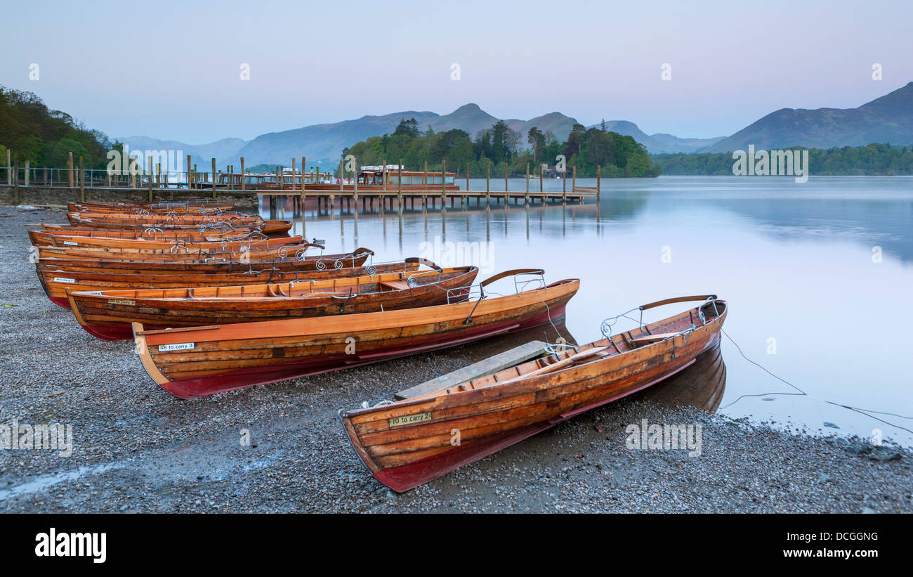 Barche sulla Derwent Water di sunrise, Keswick, Parco Nazionale del Distretto dei Laghi, Cumbria, Regno Unito, Europa. Foto Stock