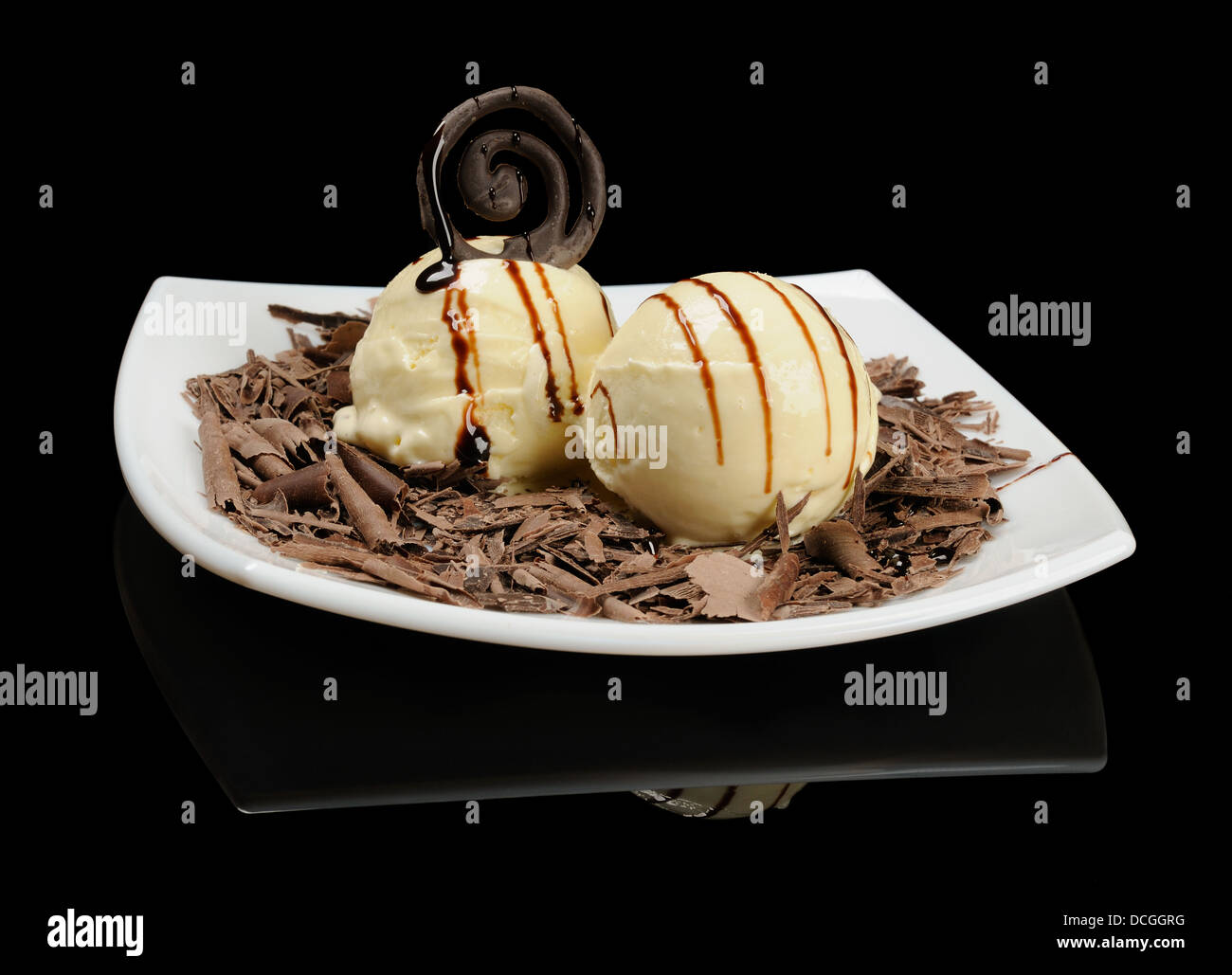 Gelato alla crema con scaglie di cioccolato nero su sfondo riflettente Foto Stock
