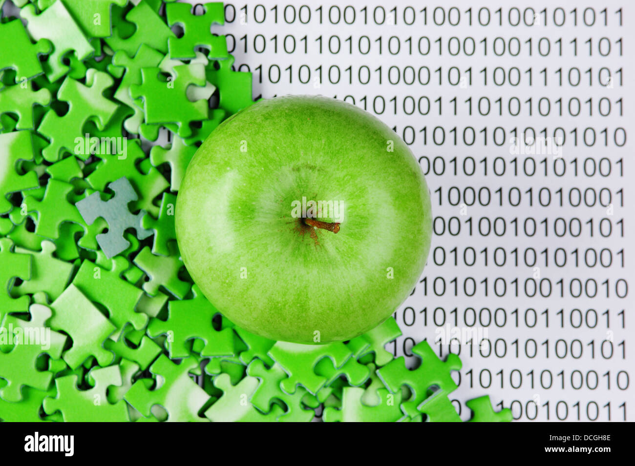 Mela verde e puzzle per un codice binario Foto Stock