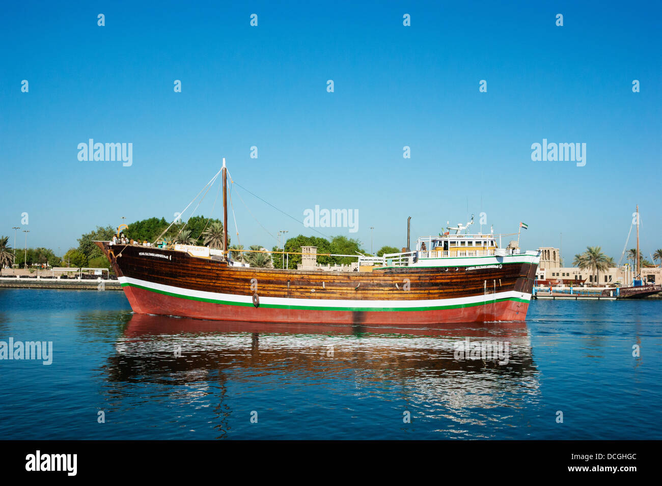 Vecchio legno commercio arabo nave a Novembre 14, 2012 in Dubai, EAU. La tecnologia di costruzione navale è immutata dal XVIII secolo. Foto Stock