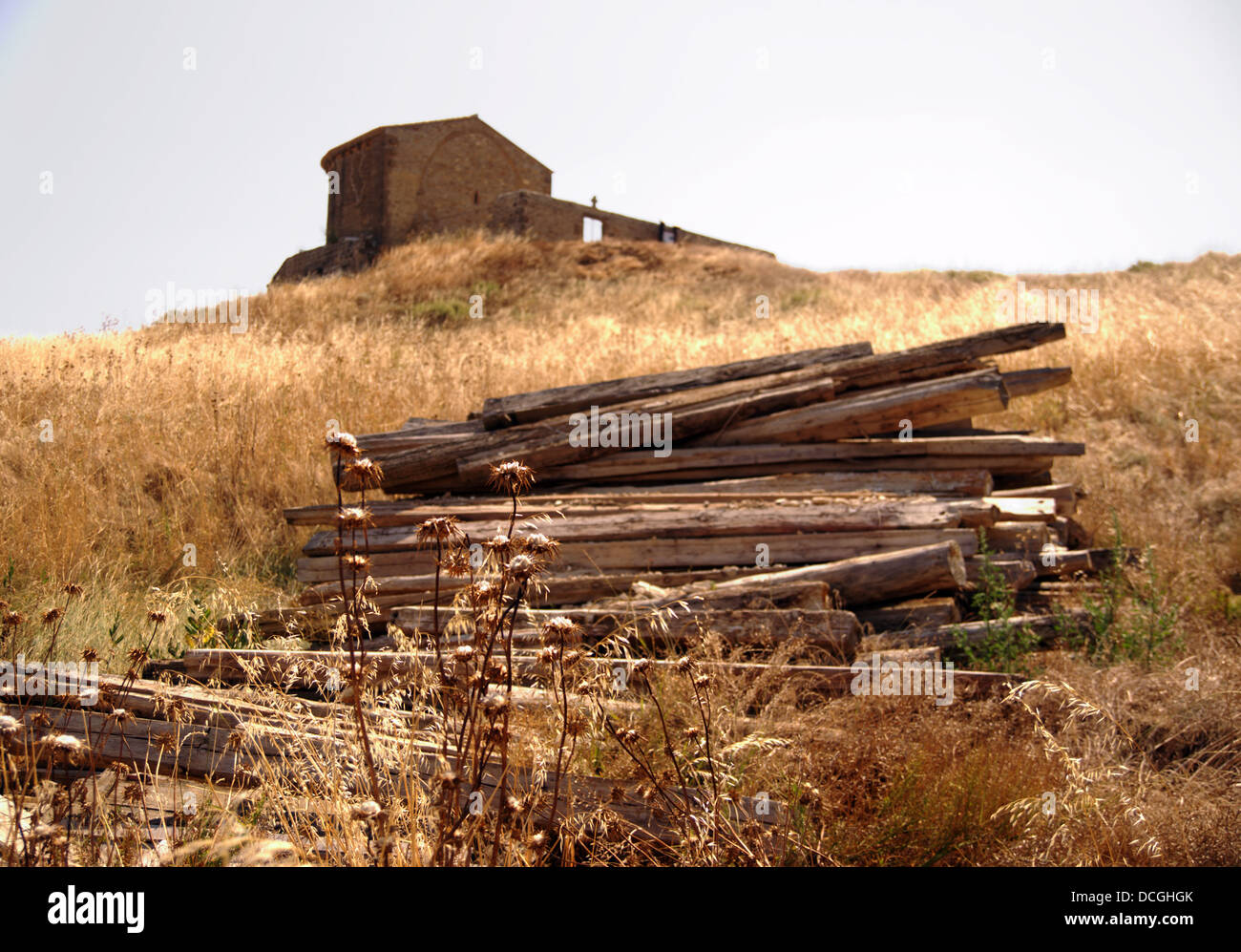 Paesaggio secco in estate in Murillo El Cuende, Navarra (Spagna). Ermita de Santa Cruz, nell'immagine. Foto Stock