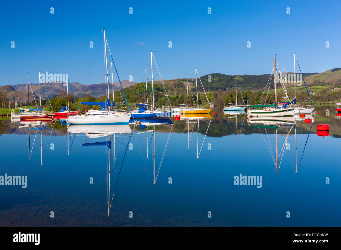 Barche ormeggiate a Ullswater, Parco Nazionale del Distretto dei Laghi, Cumbria, Regno Unito, Europa. Foto Stock