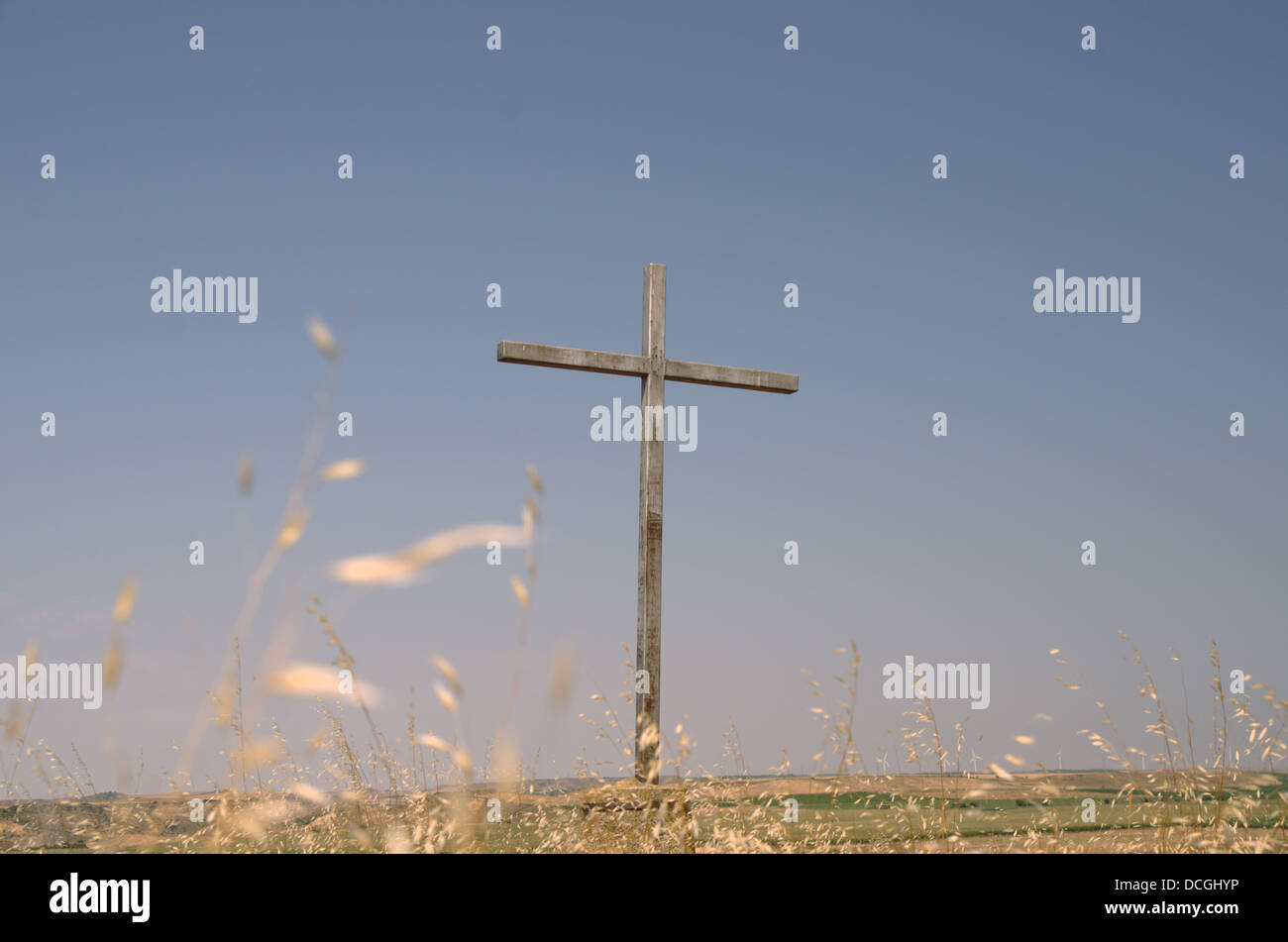 Una croce in un paesaggio secco in Murillo El Cuende, Navarra. La croce invita a recuperare la fede in un luogo devastato Foto Stock