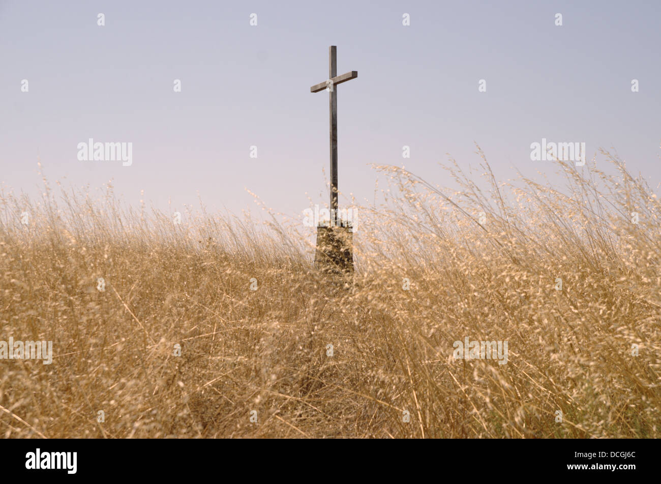 Una croce in un paesaggio secco in Murillo El Cuende, Navarra. La croce invita a recuperare la fede in un luogo devastato Foto Stock