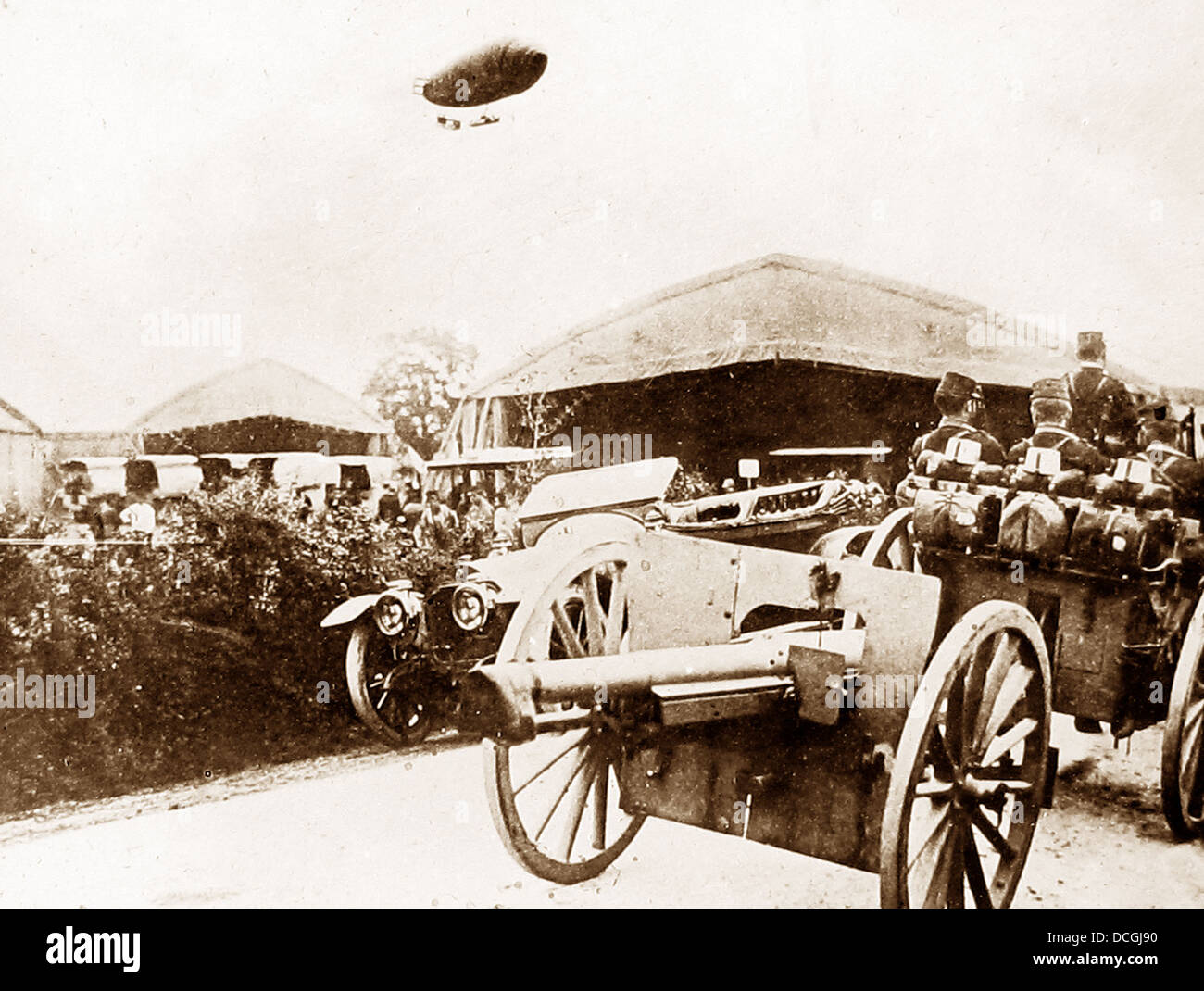 Il dirigibile francese una colonna di artiglieria durante il WW1 Foto Stock