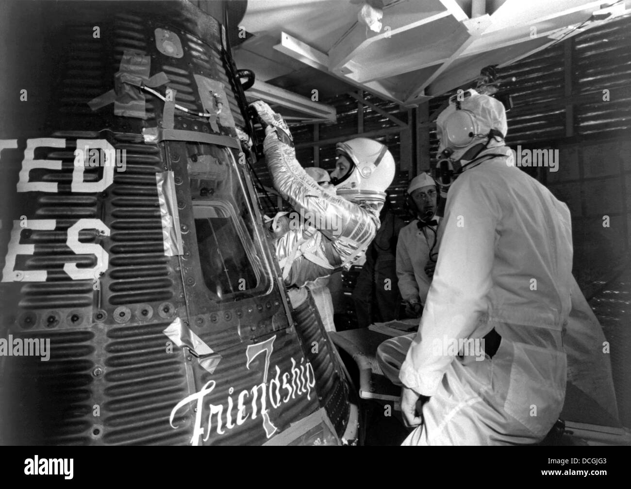Restaurata digitalmente foto di astronauta John Glenn immettendo l amicizia 7 veicolo spaziale. Foto Stock