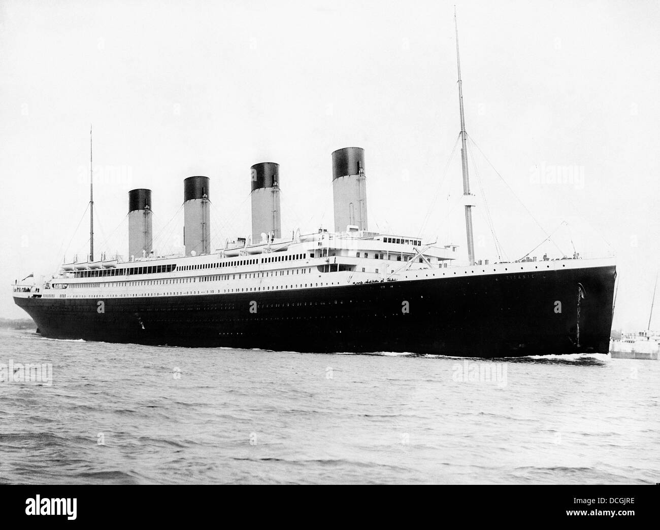 Restaurata digitalmente vintage storia marittima foto del RMS Titantic uscire Southampton il 10 aprile 1912. Foto Stock