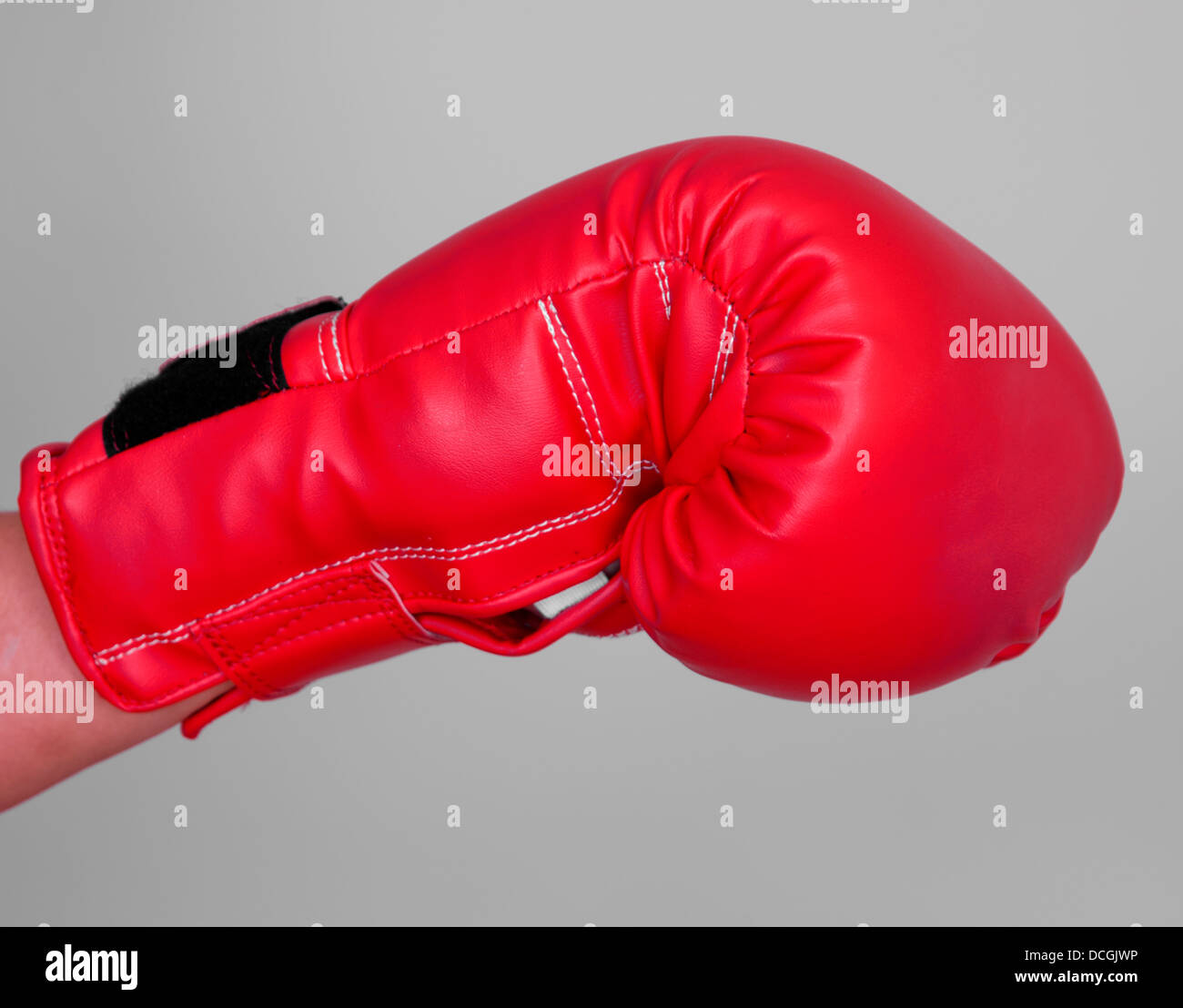 Guanto di boxe rosso. Modello rilasciato Jemma Shoot n. 3796 Foto Stock