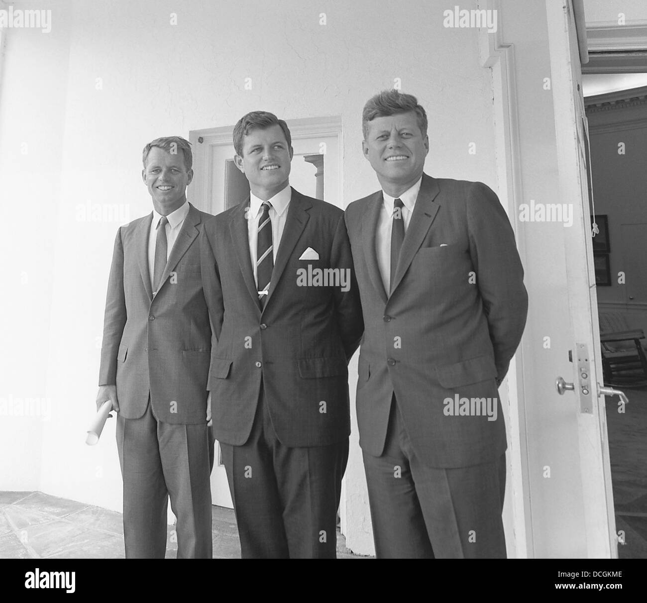 Restaurata digitalmente vintage foto del Presidente John Kennedy con i suoi fratelli Robert e Ted Kennedy. Foto Stock