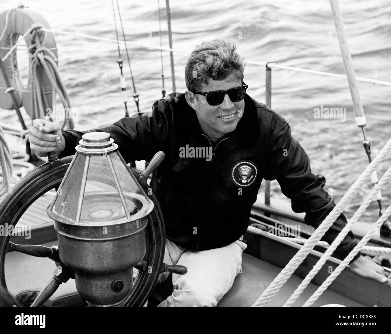 Foto d'epoca del Presidente John F. Kennedy la vela a bordo della U. S. Coast Guard yacht Manitou, 1962. Foto Stock