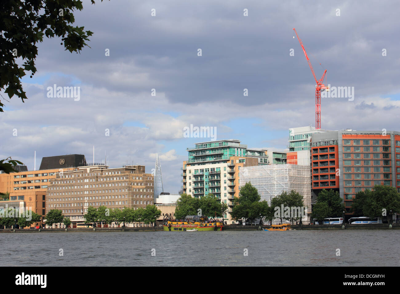 I blocchi a torre del Albert Embankment visto attraverso il fiume Tamigi. Londra REGNO UNITO. Foto Stock