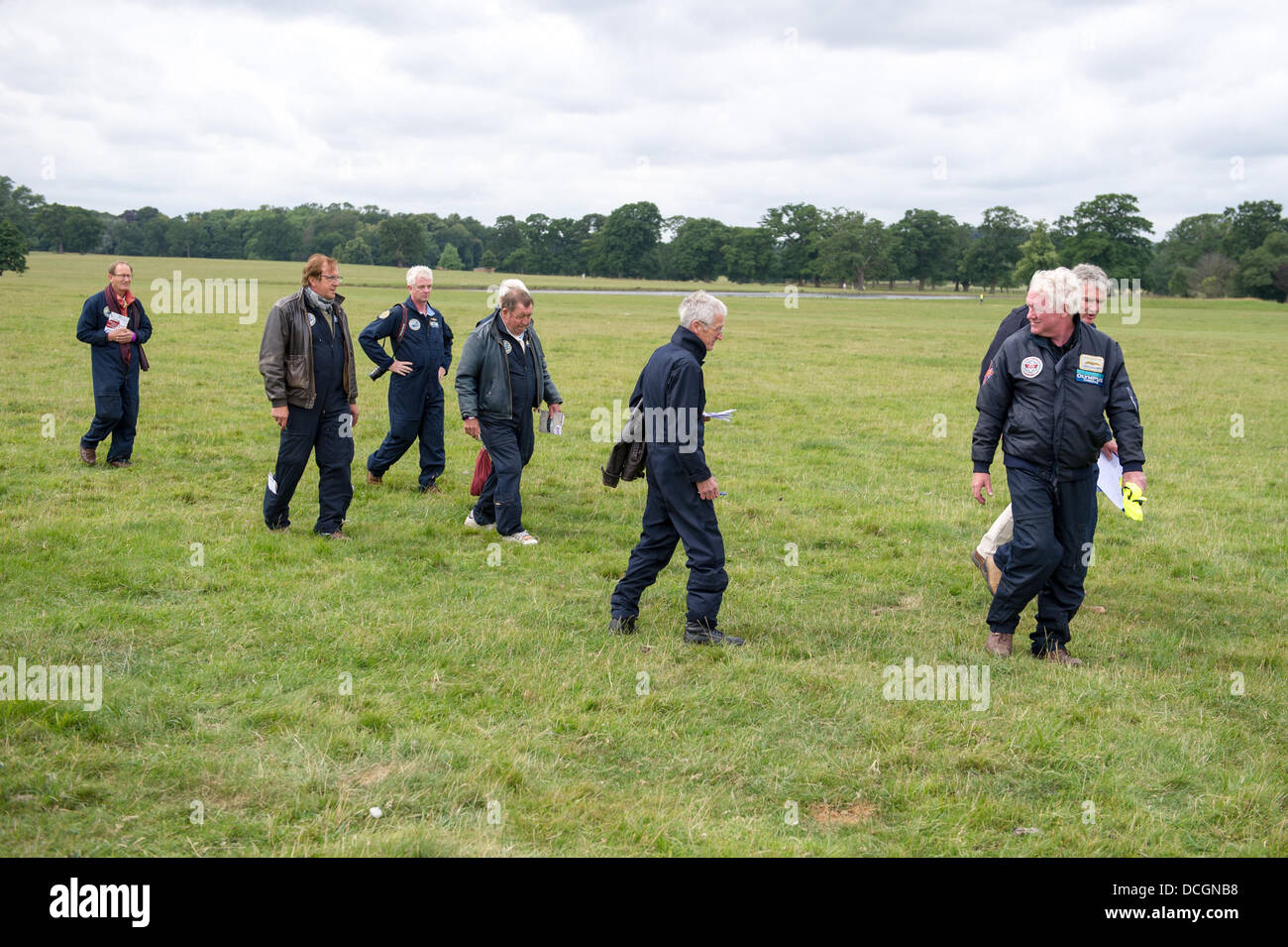 Woburn Abbey, Bedfordshire, Regno Unito - 17 August 2013. I membri della tigre 9 display team provano le loro si sposta sul terreno al de Havilland Moth Club la 28th International Moth Rally a Woburn Abbey Foto Stock