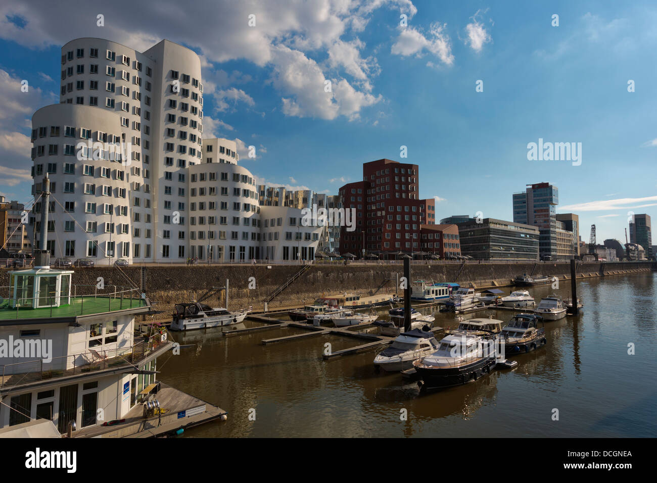 Il 'Dancing edifici" di Frank Gehry o a Medienhafen con la Marina di Düsseldorf Foto Stock