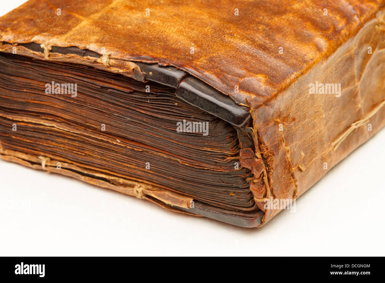 Un vecchio libro antico manoscritto la bibbia incunable incunabulum blocco di stampa stampa copertina stampata in pelle pelle di capra hyde Nascondi Foto Stock