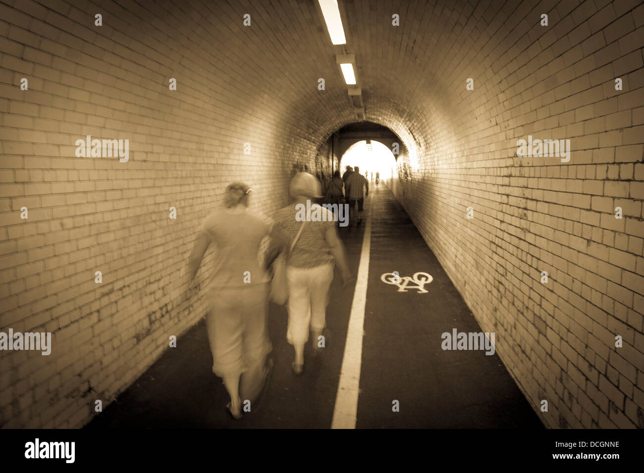 Blur sfocato sfocata del movimento di persone i pedoni a piedi attraverso un tunnel sotterraneo sottopasso tubo Foto Stock