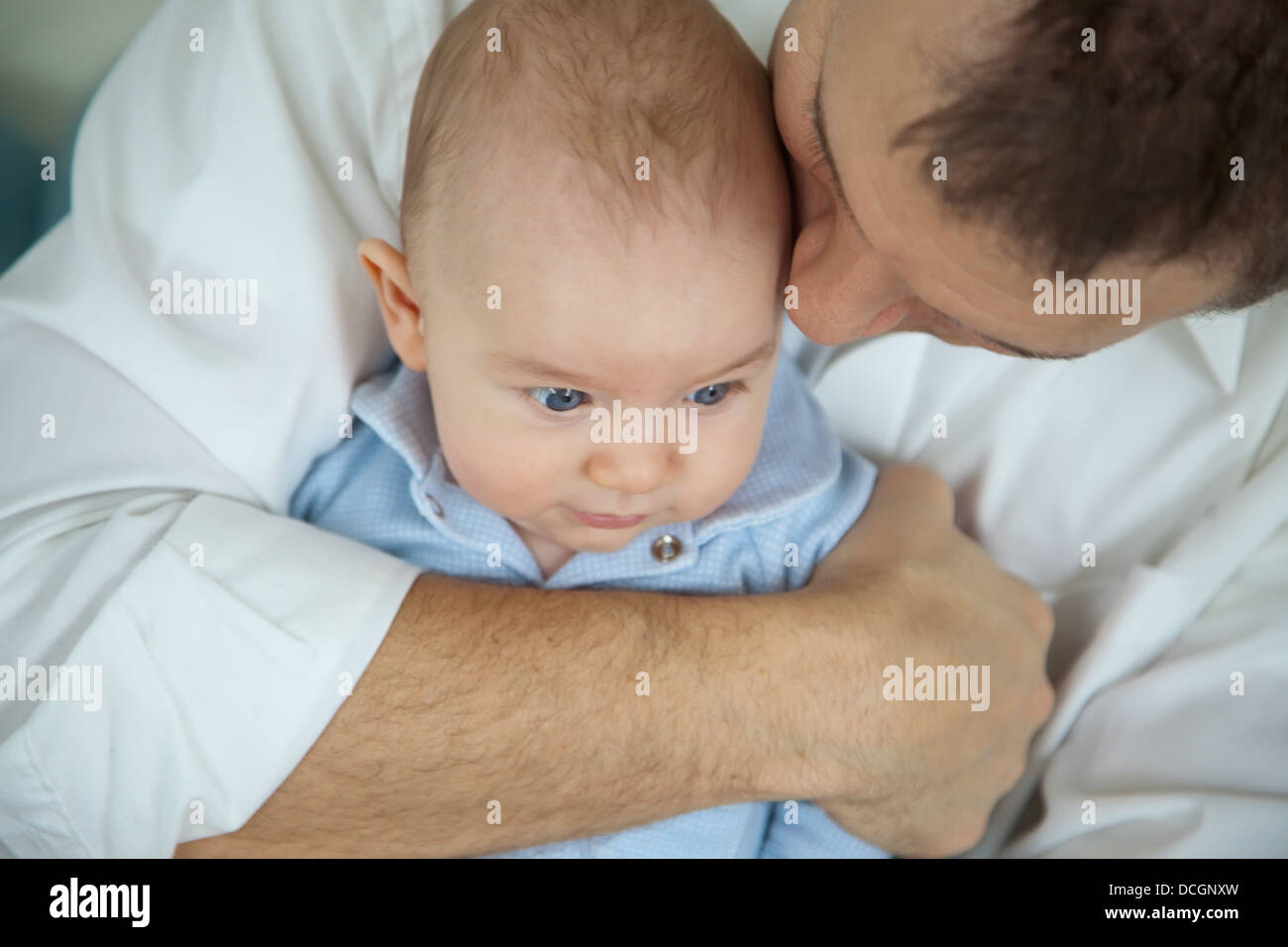 Padre abbracciando Baby Foto Stock