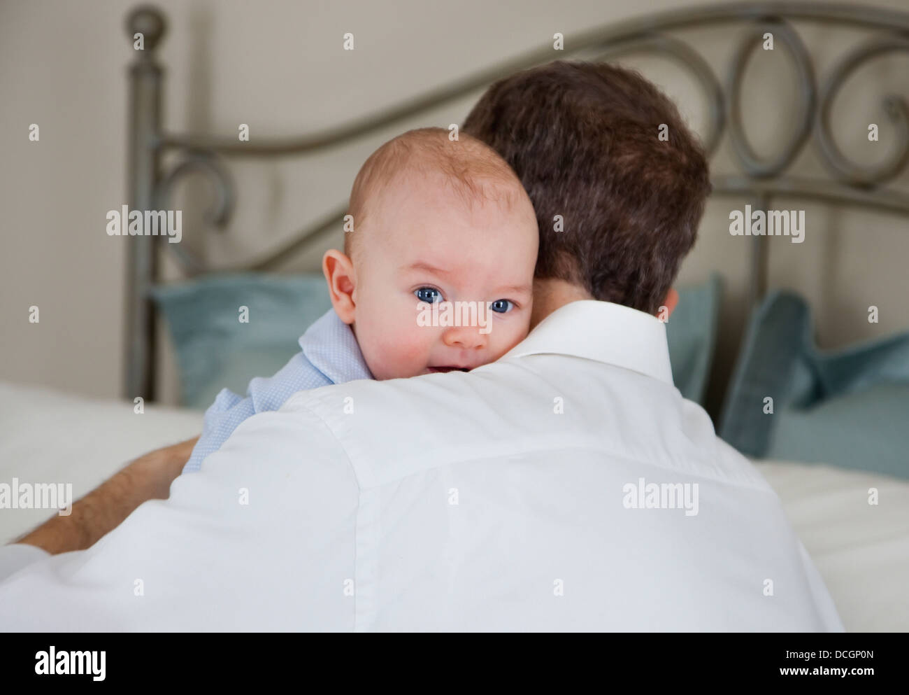 Padre Holding Baby Foto Stock