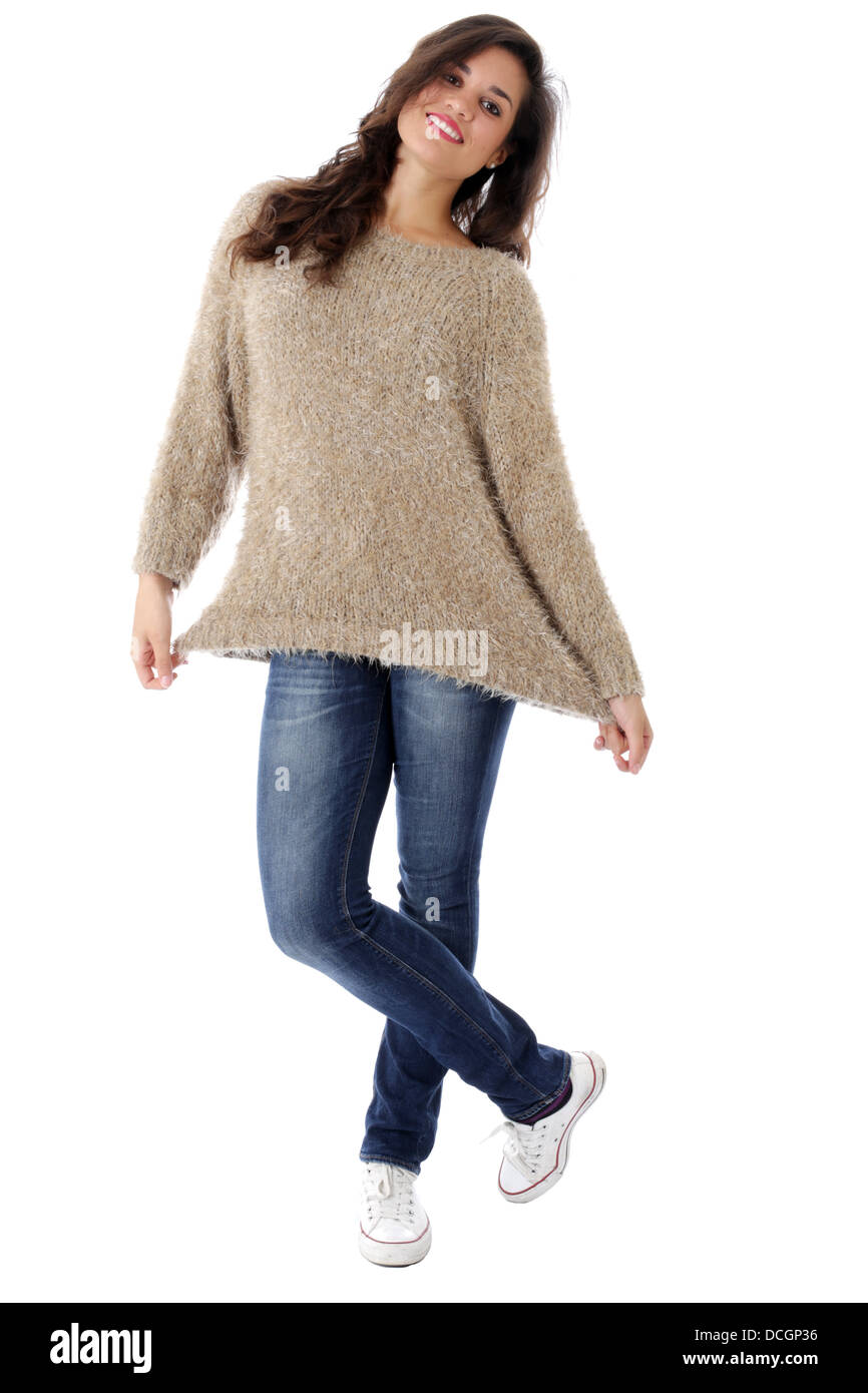 Modello rilasciato. attraente sorridente giovane donna che indossa jeans e un ponticello di lana Foto Stock