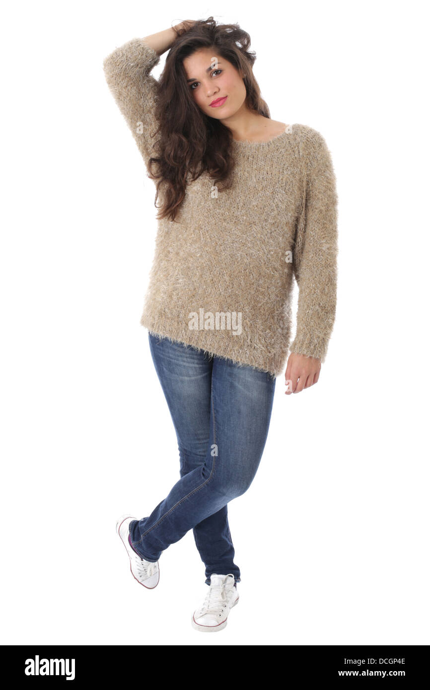 Modello rilasciato. pensieroso giovane donna che indossa jeans e un ponticello di lana Foto Stock