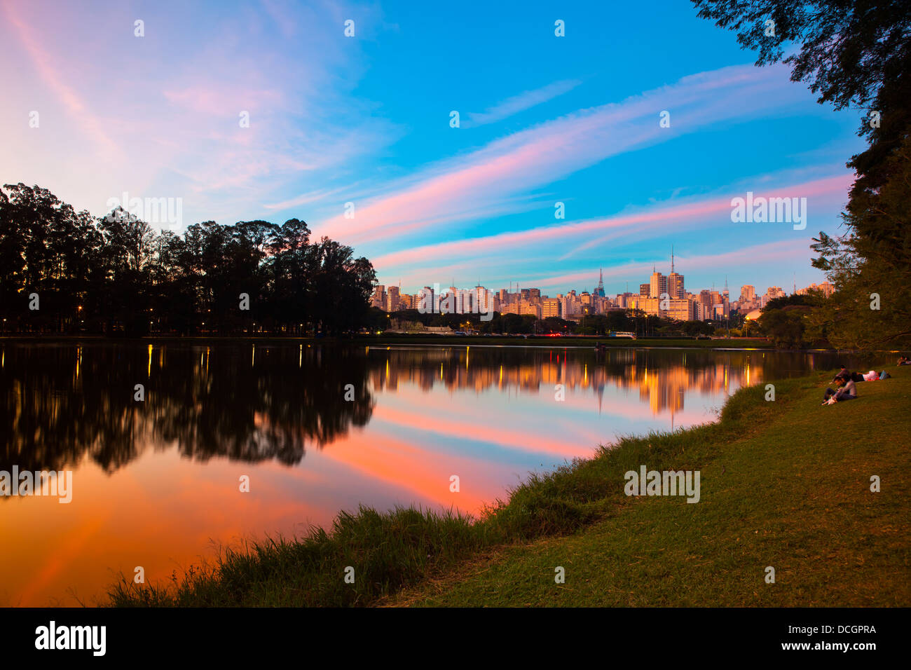 Parco Ibirapuera ( Parque Ibirapuera) grande parco urbano Sao Paulo skyline cityscape, Brasile. Foto Stock