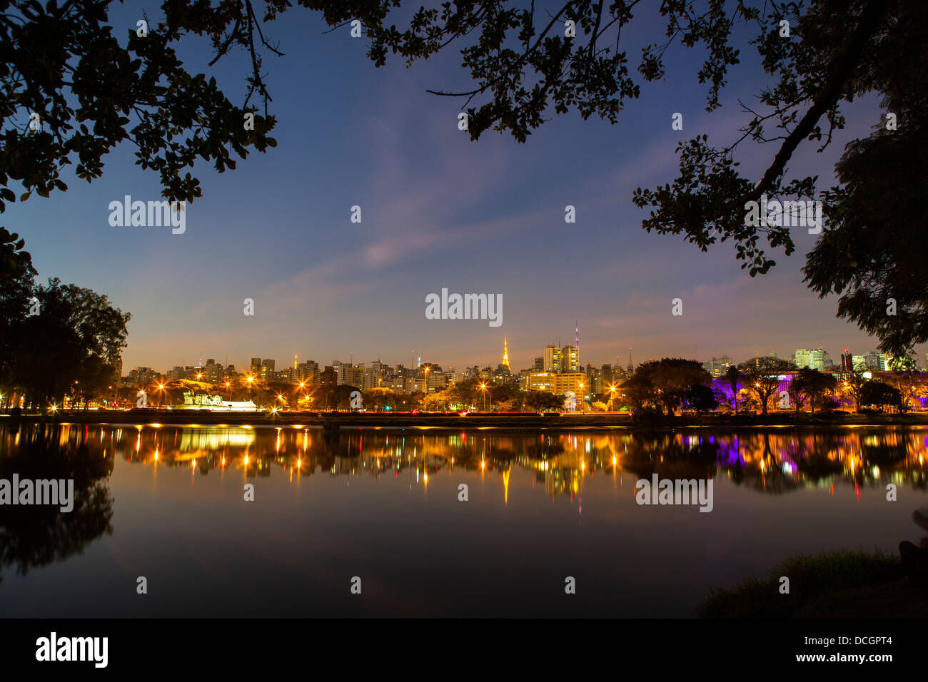 Parco Ibirapuera ( Parque Ibirapuera) grande parco urbano, Sao Paulo skyline cityscape di notte, Brasile. Foto Stock