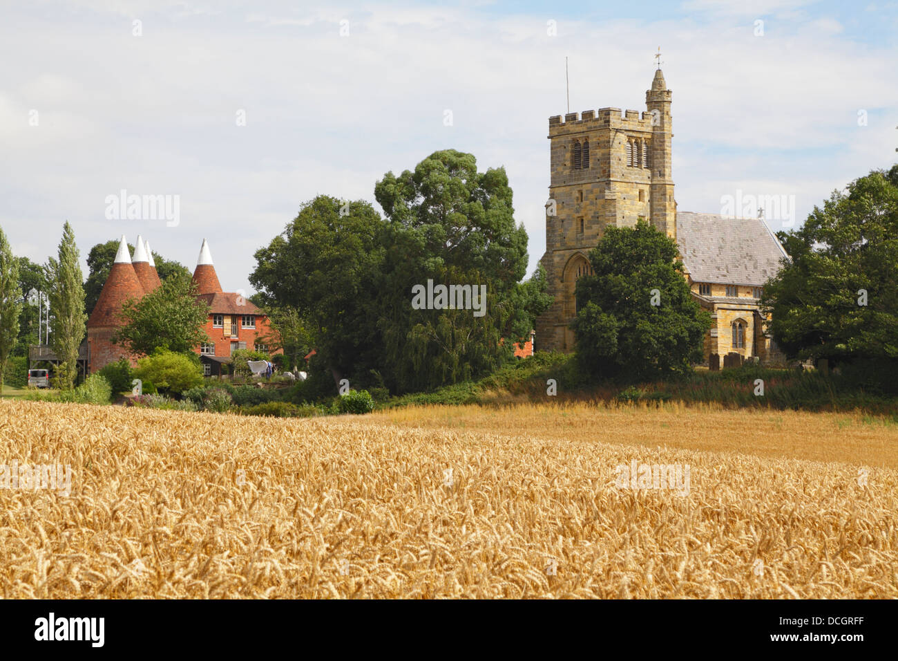 Horsmonden St Margarets Chiesa e Oast House Kent England Regno Unito Foto Stock