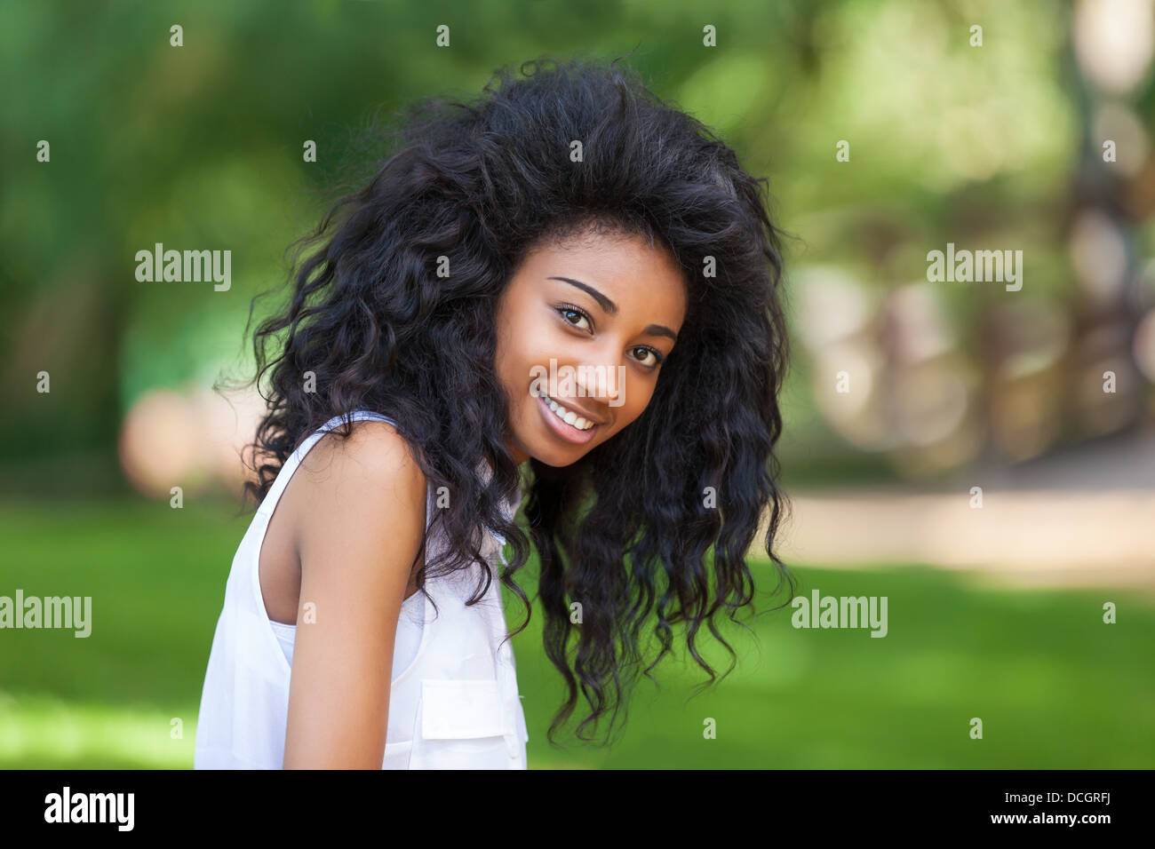 Outdoor ritratto di un adolescente sorridente ragazza nera - popolo africano Foto Stock